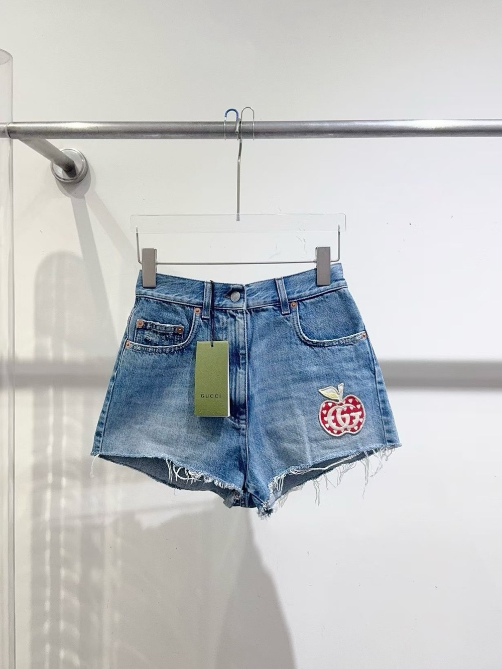 🚩steal Gucci Light Blue Denim High-Waist Shorts with Embroidered Apple Patch
